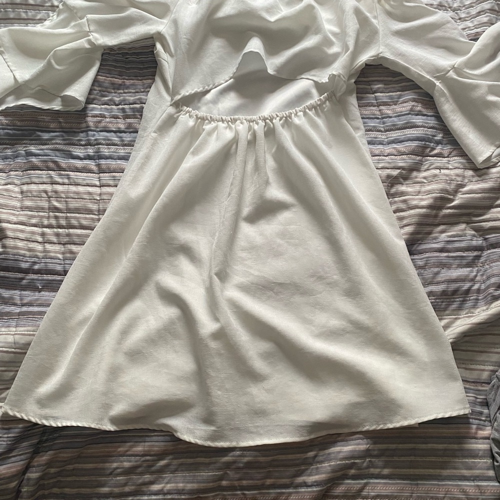 Whit dress with back out and flared sleeves size M